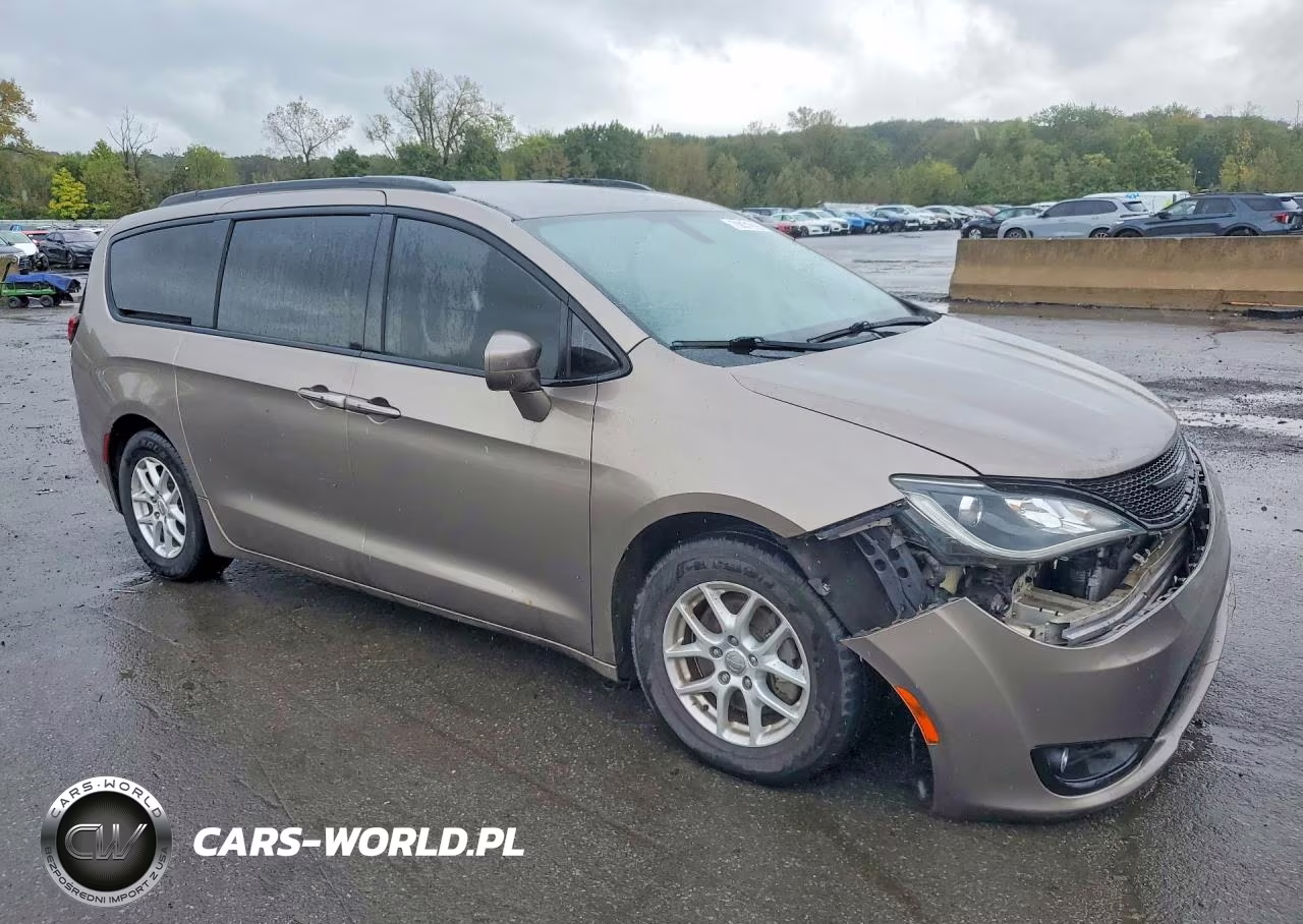 2018 Chrysler Pacifica Touring Plus VIN:2C4RC1FG3JR237193 - 4