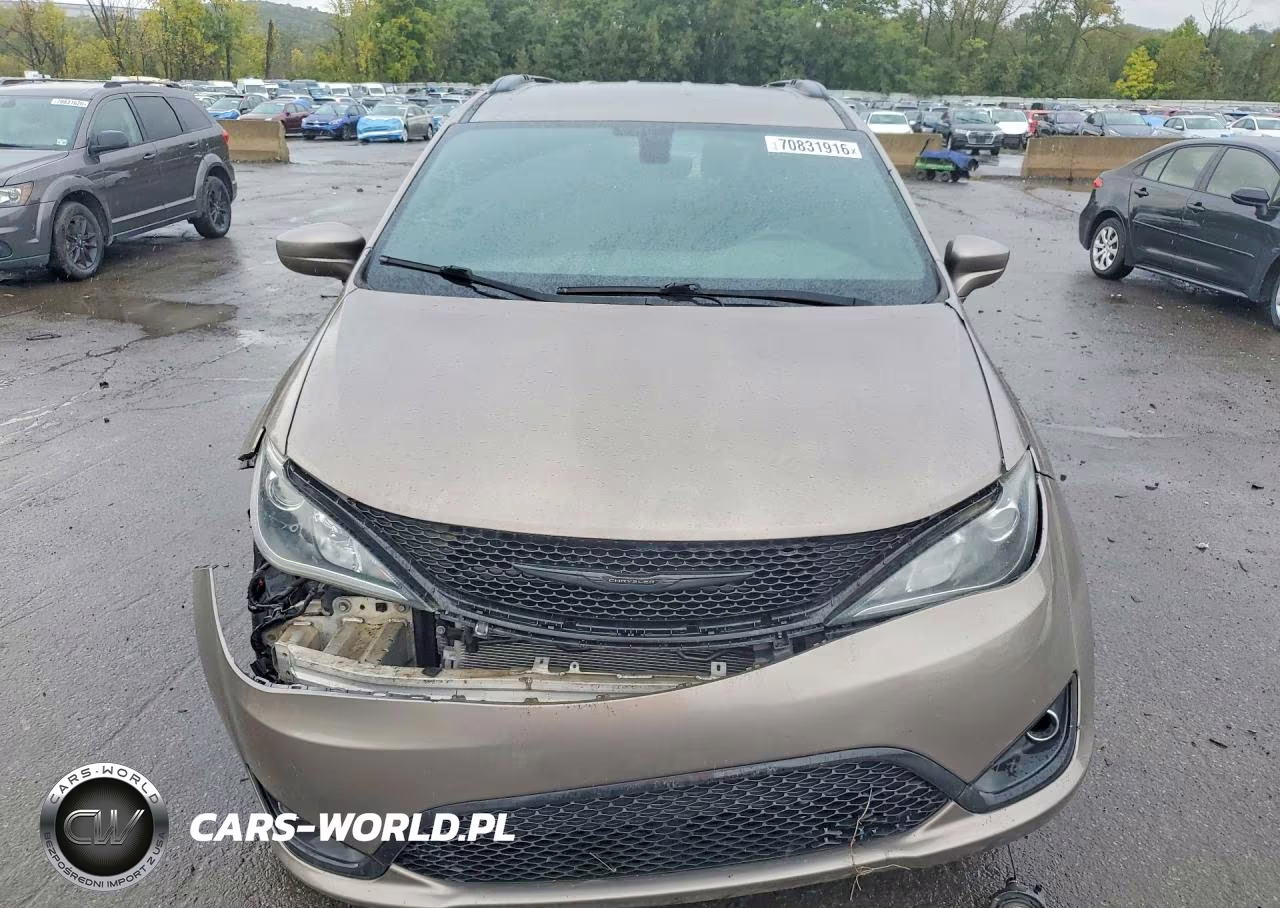 2018 Chrysler Pacifica Touring Plus VIN:2C4RC1FG3JR237193 - 5