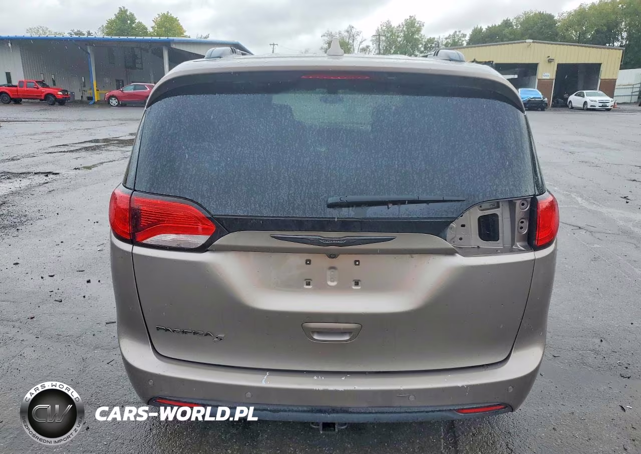 2018 Chrysler Pacifica Touring Plus VIN:2C4RC1FG3JR237193 - 6