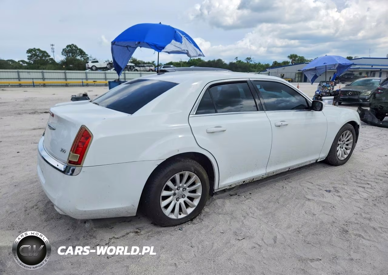 2013 Chrysler 300 300C VIN:2C3CCAAG0DH588901 - 3