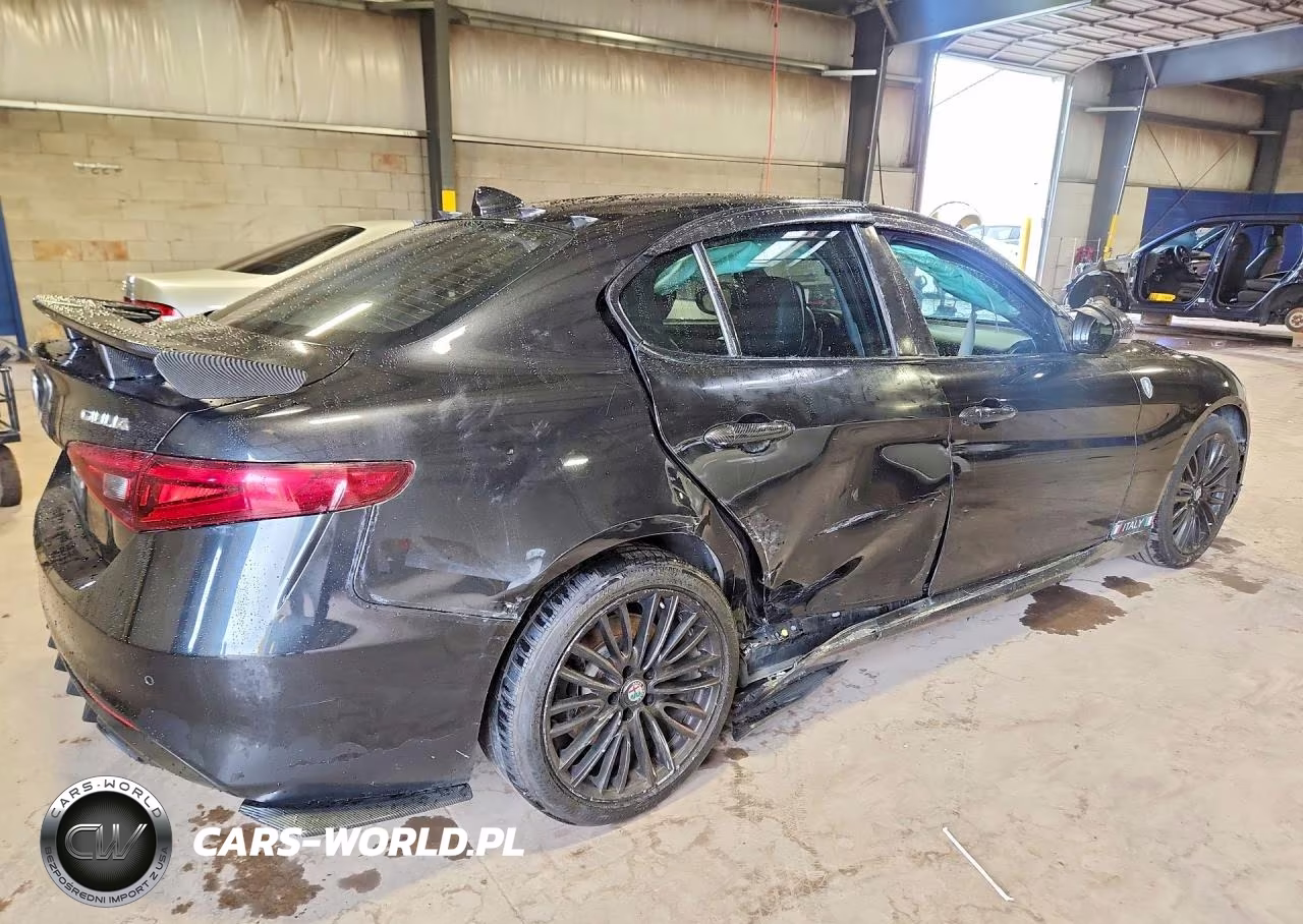 2017 Alfa Romeo Giulia Ti Q4 VIN:ZARFAEEN5H7534905 - 3