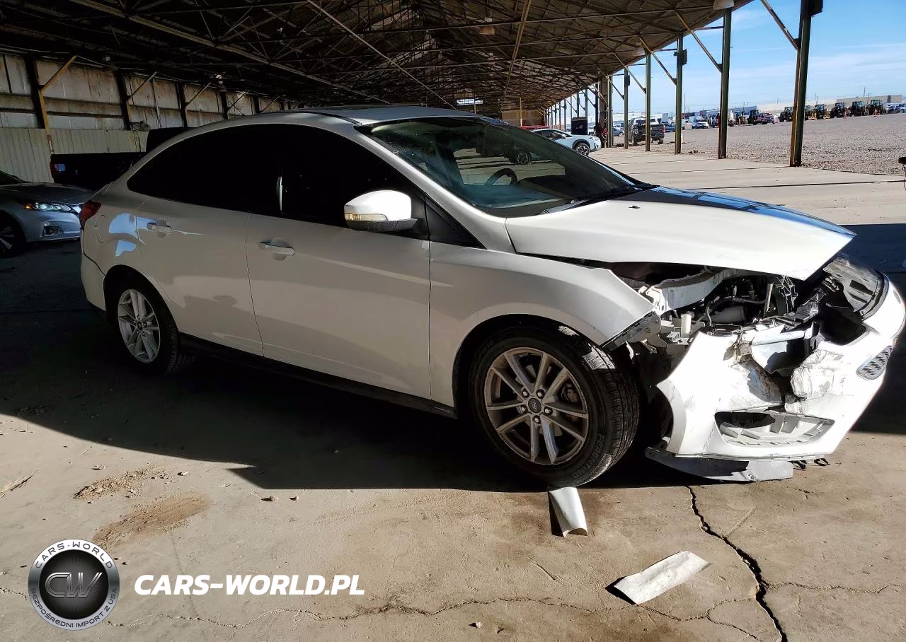 2016 Ford Focus Se VIN:1FADP3F24GL297960 - 4