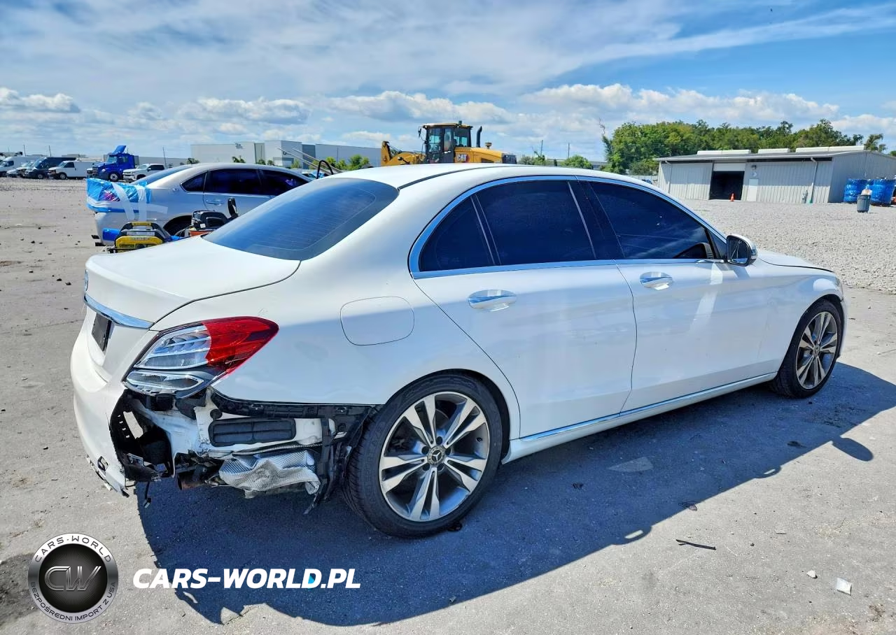 2018 Mercedes-Benz C 300 VIN:55SWF4JB4JU261603 - 3