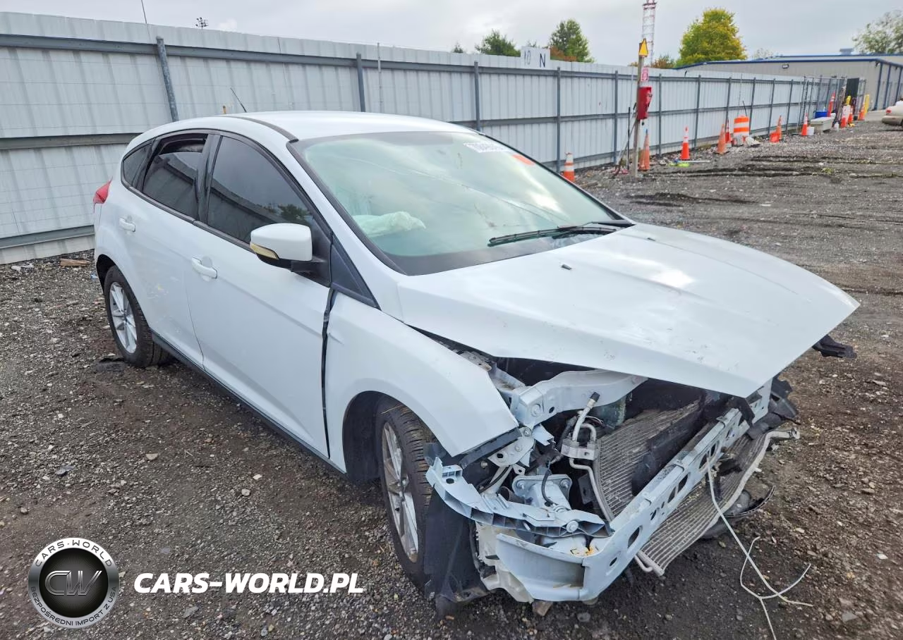 2017 Ford Focus Se VIN:1FADP3K24HL247955 - 4
