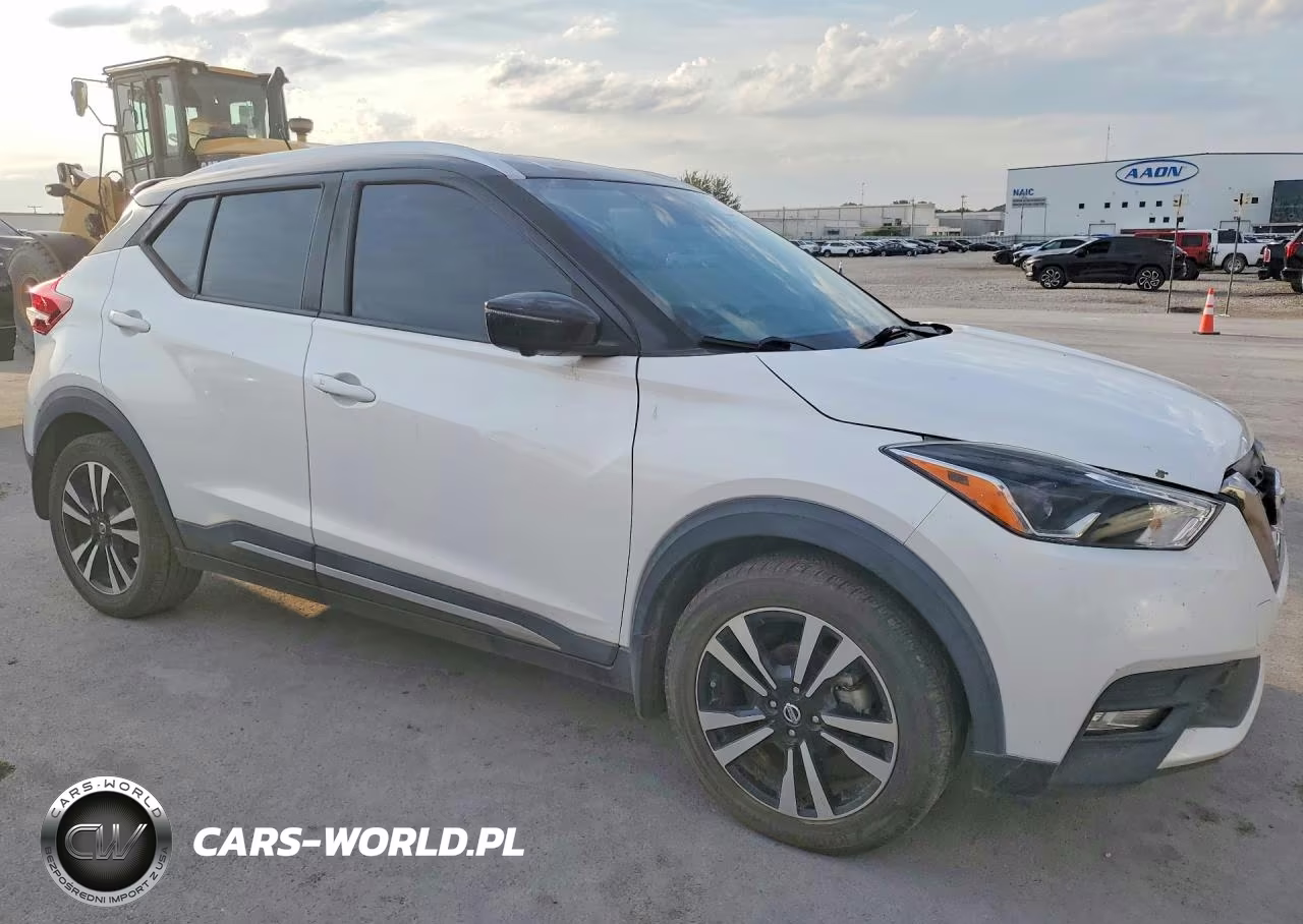 2018 Nissan Kicks Sr VIN:3N1CP5CU4JL510413 - 4