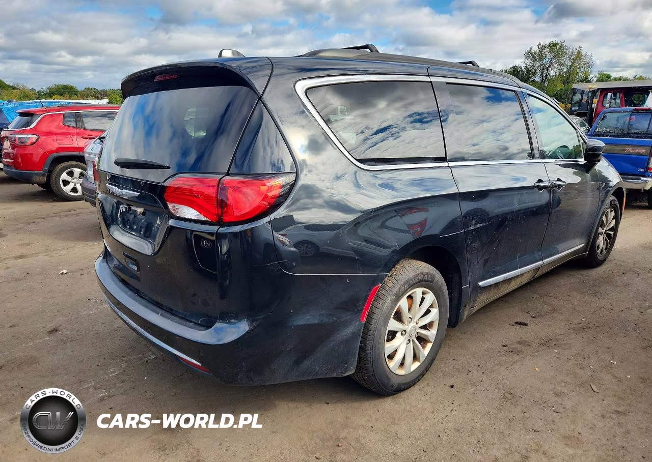 2017 Chrysler Pacifica Touring L VIN:2C4RC1BG8HR705211 - 3