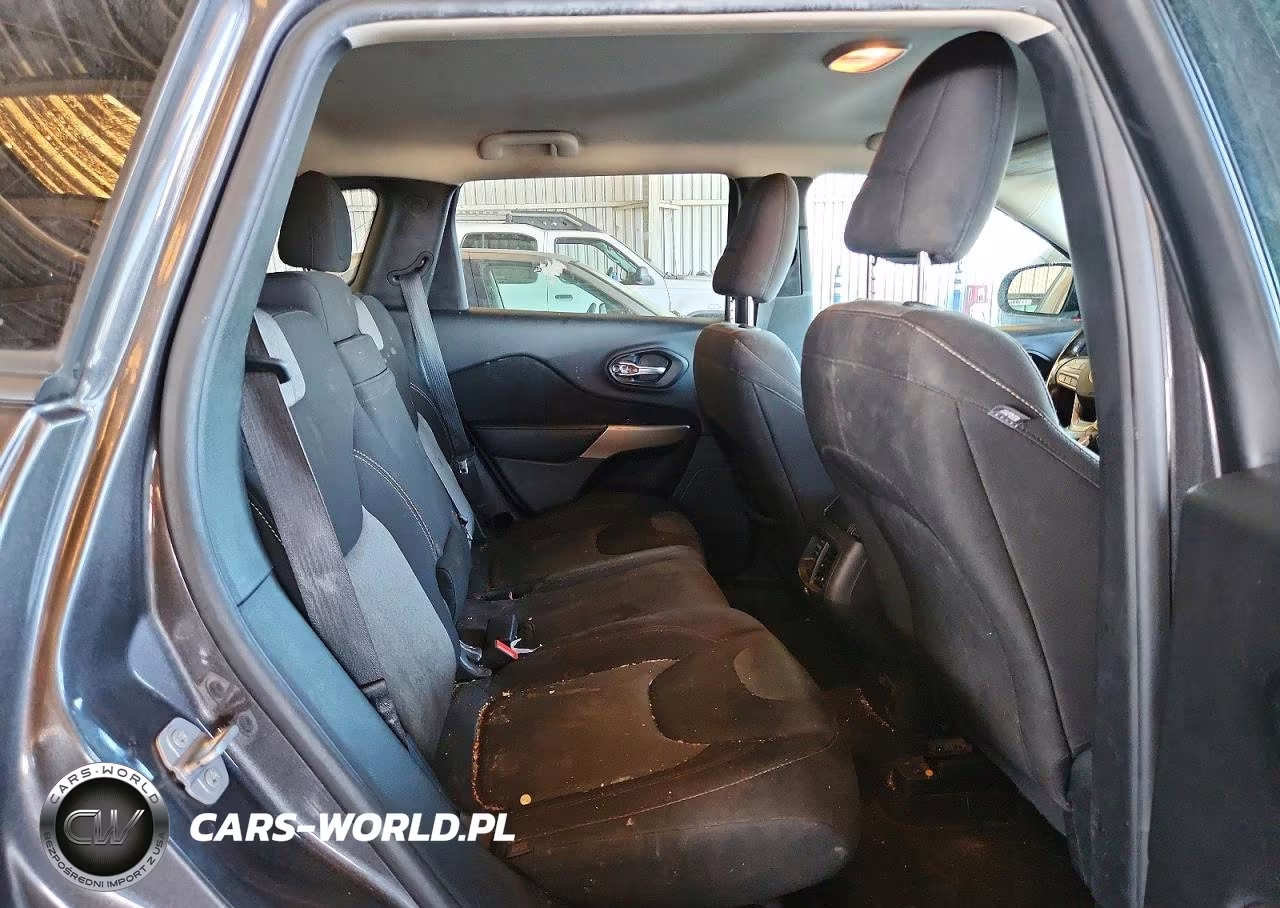 2018 Jeep Cherokee Latitude VIN:1C4PJLCB5JD540593 - 10