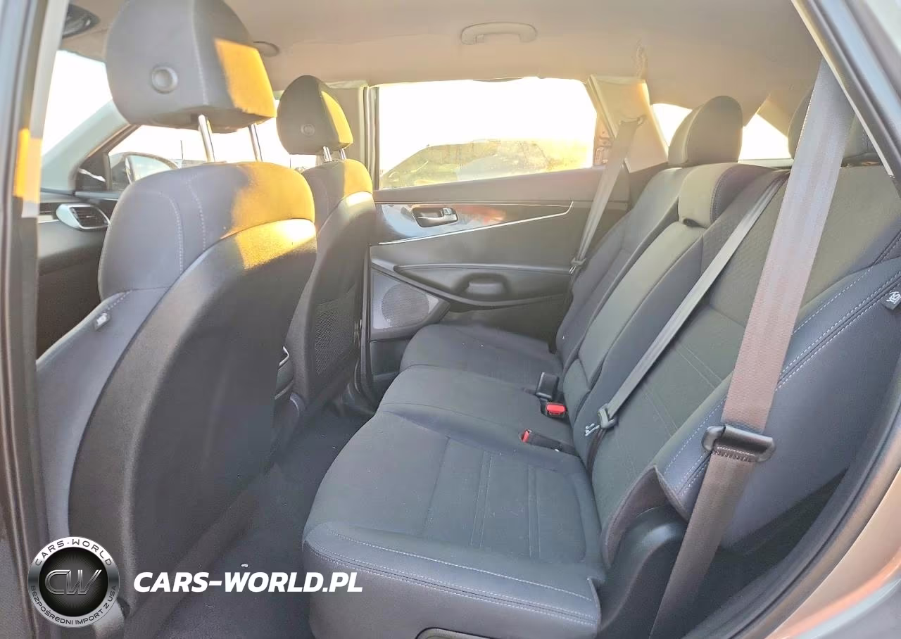 2018 Kia Sorento L VIN:5XYPG4A35JG422805 - 10