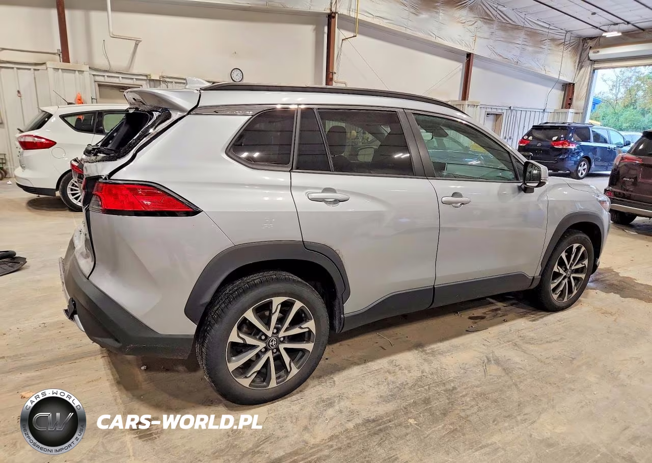 2022 Toyota Corolla Cross Xle VIN:7MUEAABG7NV012028 - 3