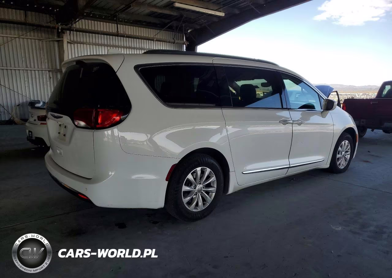 2019 Chrysler Pacifica Touring L VIN:2C4RC1BG4KR686681 - 3