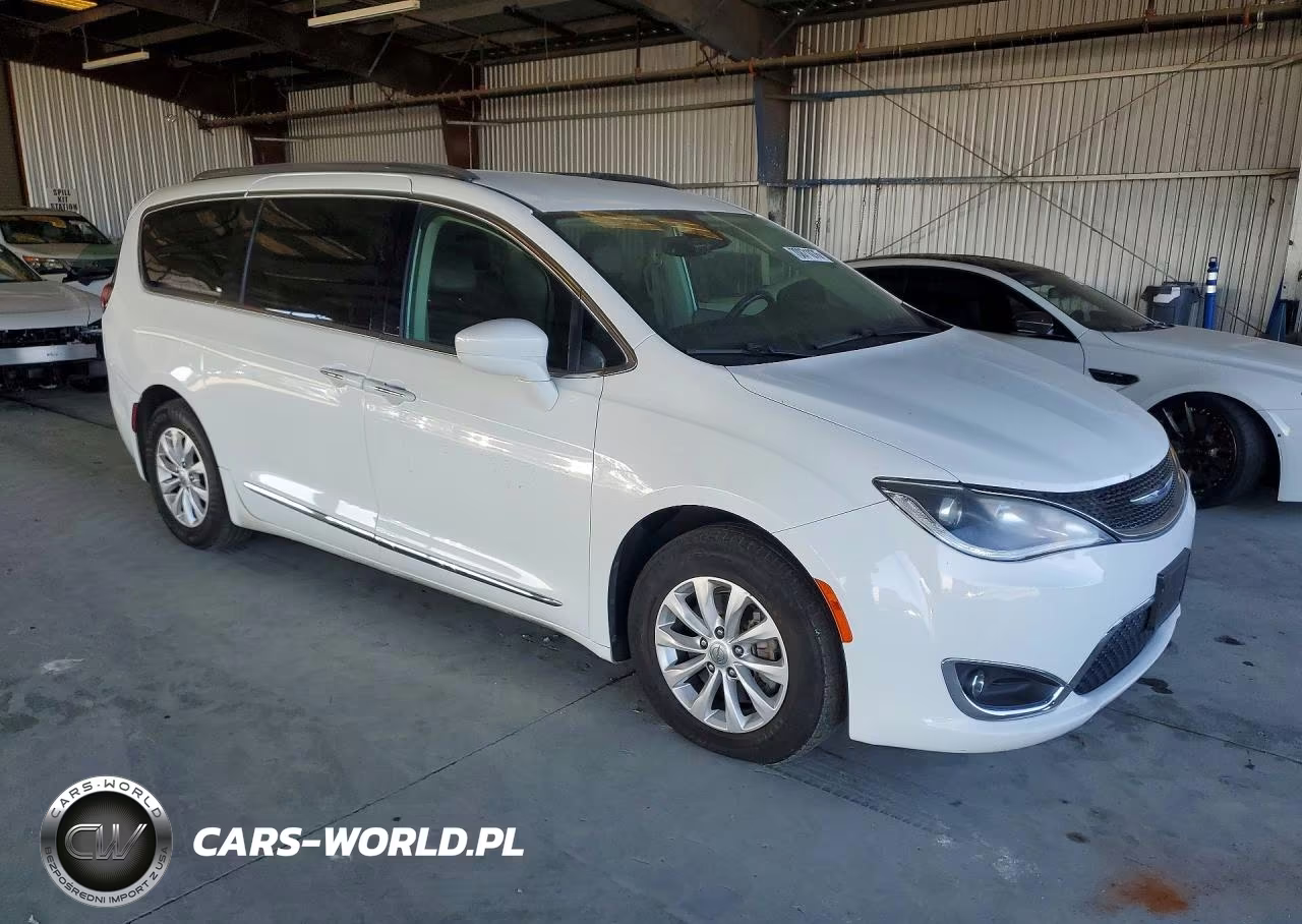 2019 Chrysler Pacifica Touring L VIN:2C4RC1BG4KR686681 - 4