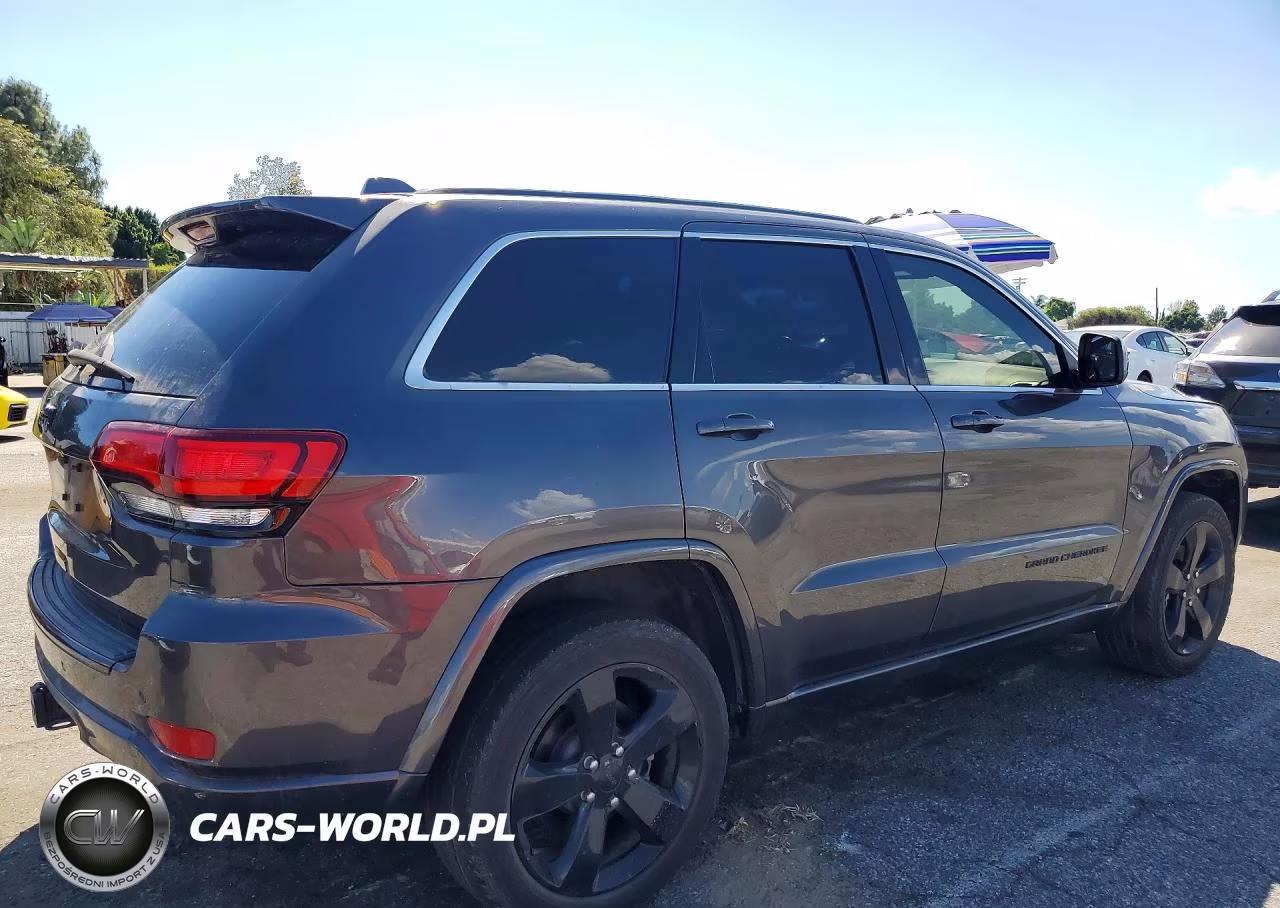 2015 Jeep Grand Cherokee Laredo VIN:1C4RJEAGXFC920433 - 3