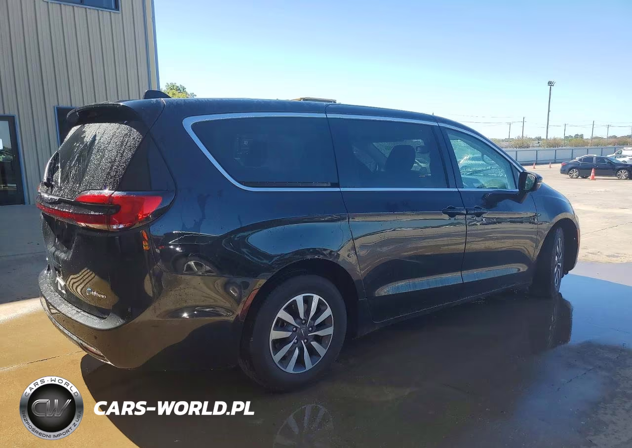 2023 Chrysler Pacifica Hybrid Touring L VIN:2C4RC1L71PR559053 - 3