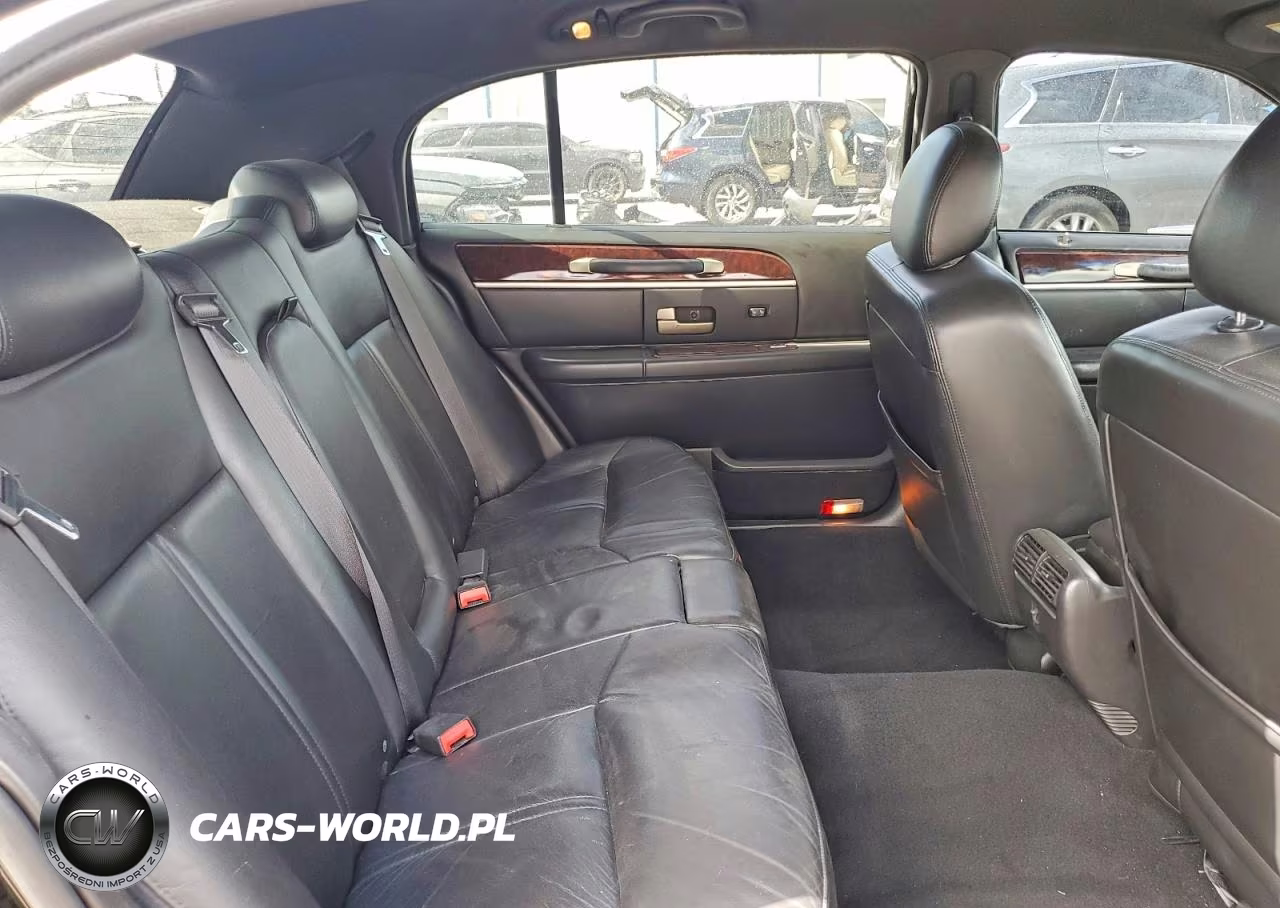 2008 Lincoln Town Car Signature Long Wheelbase VIN:2LNHM85V48X639596 - 10