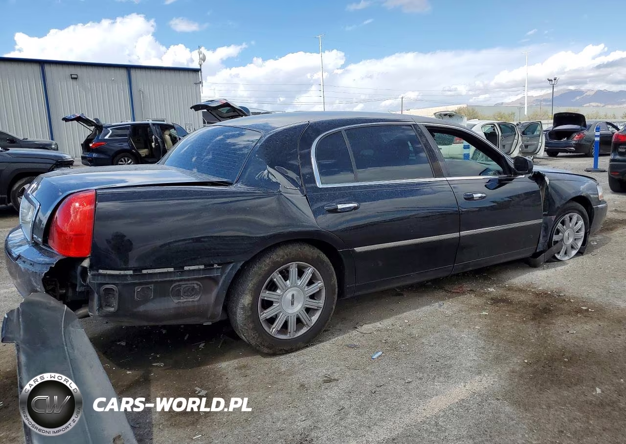 2008 Lincoln Town Car Signature Long Wheelbase VIN:2LNHM85V48X639596 - 3