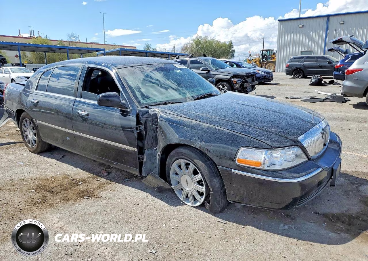 2008 Lincoln Town Car Signature Long Wheelbase VIN:2LNHM85V48X639596 - 4