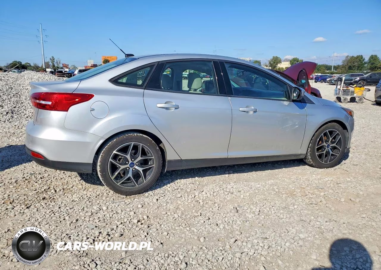 2018 Ford Focus Se VIN:1FADP3FE1JL267980 - 3