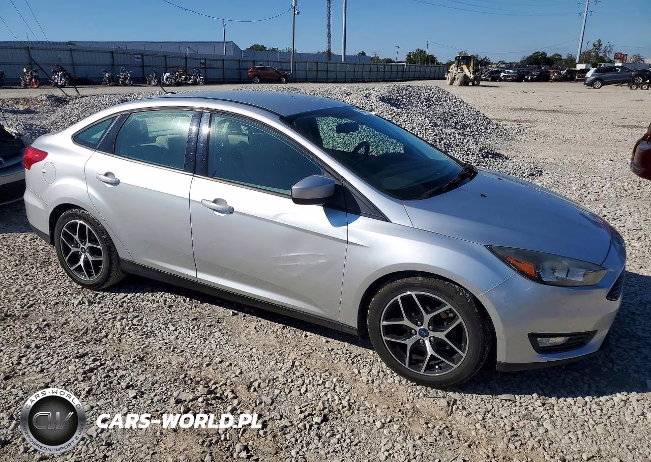 2018 Ford Focus Se VIN:1FADP3FE1JL267980 - 4