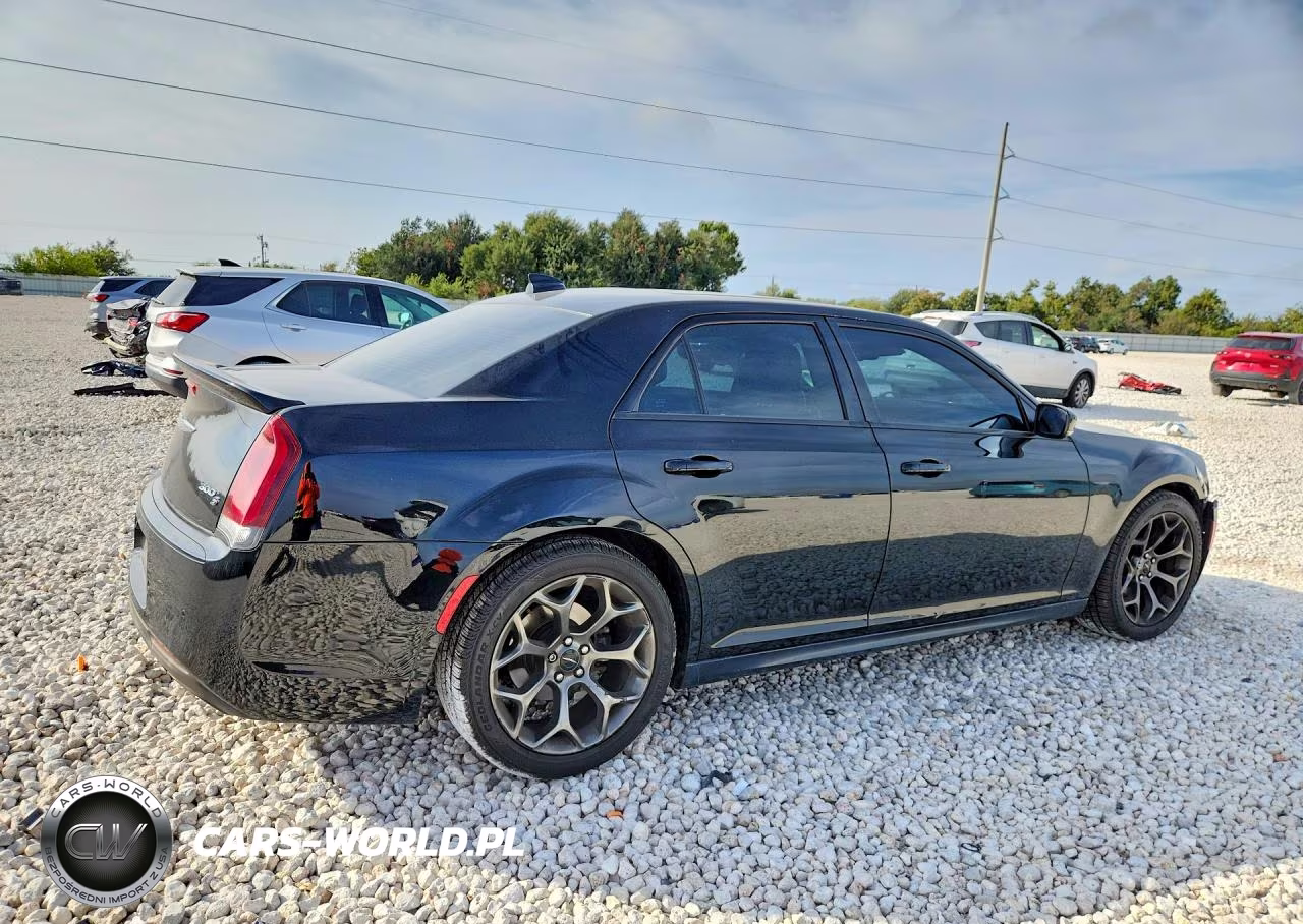 2018 Chrysler 300 S VIN:2C3CCABG7JH227742 - 3