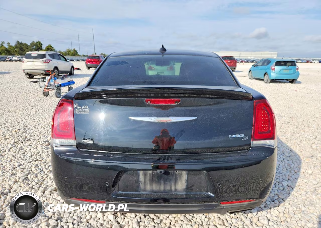 2018 Chrysler 300 S VIN:2C3CCABG7JH227742 - 6