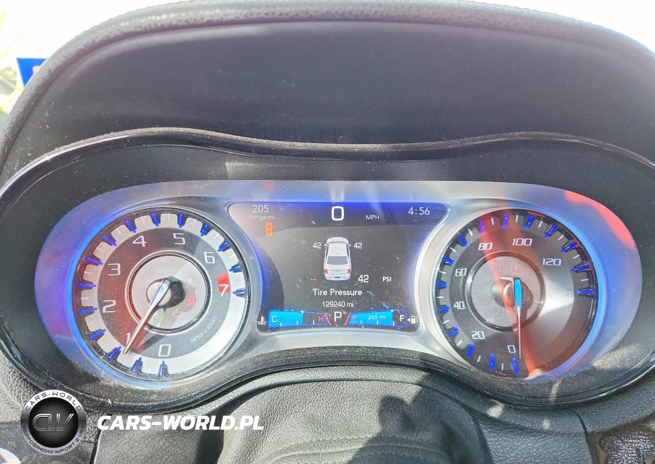 2018 Chrysler 300 S VIN:2C3CCABG7JH227742 - 9
