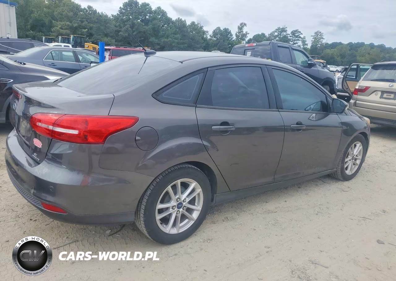2015 Ford Focus Se VIN:1FADP3F27FL323773 - 3