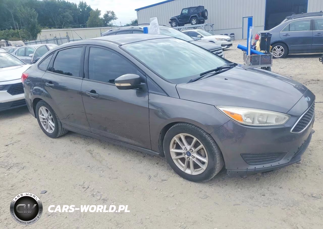 2015 Ford Focus Se VIN:1FADP3F27FL323773 - 4