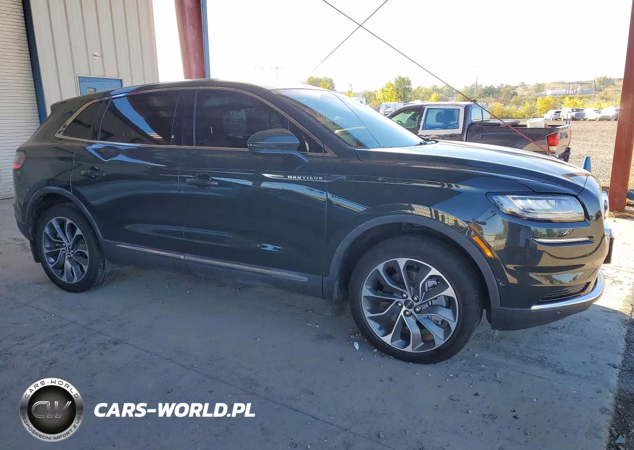 2023 Lincoln Nautilus Reserve VIN:2LMPJ8KPXPBL08757 - 4