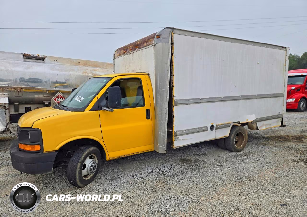 2005 GMC Savana Box Truck