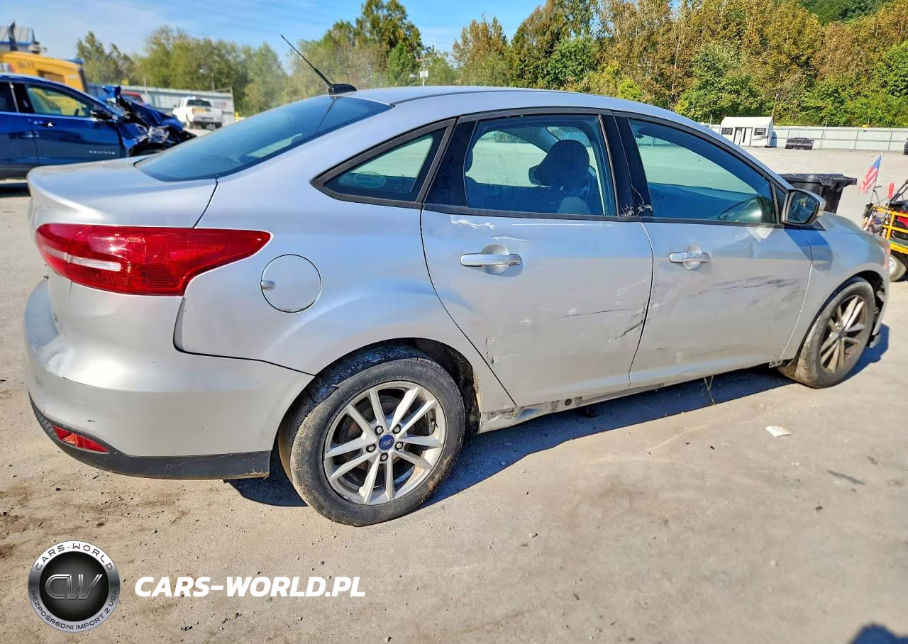 2017 Ford Focus Se VIN:1FADP3F23HL313292 - 3