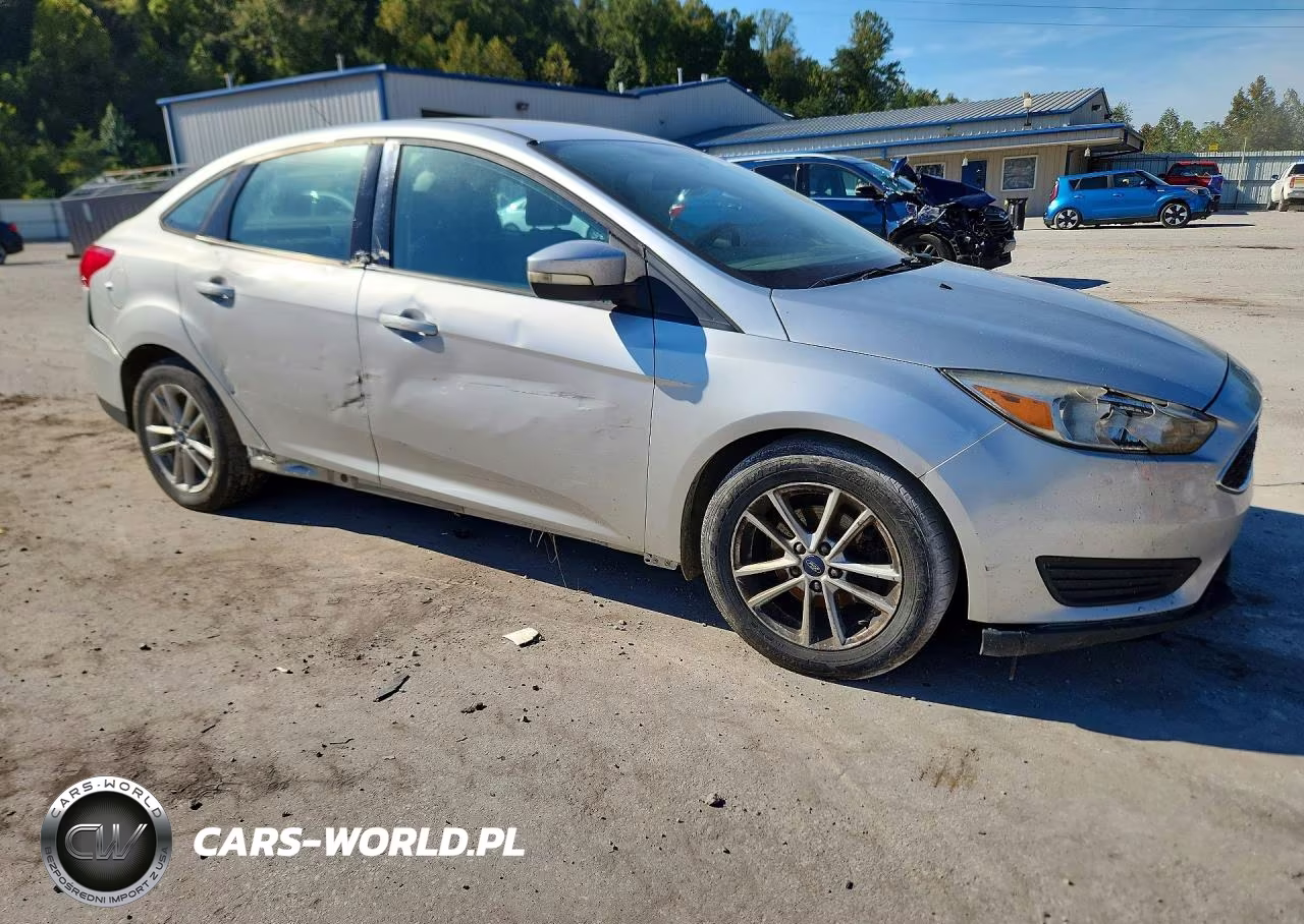 2017 Ford Focus Se VIN:1FADP3F23HL313292 - 4