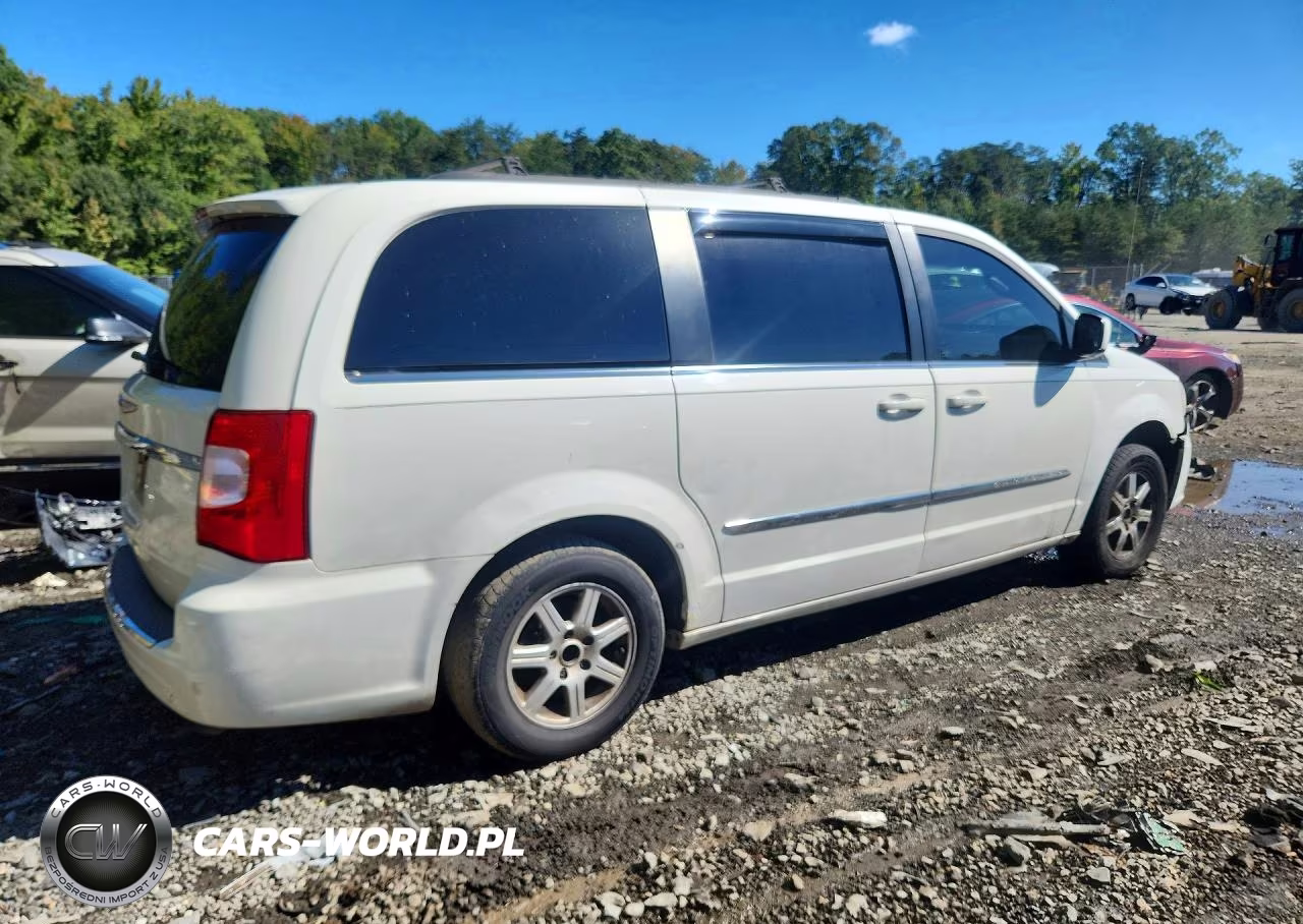 2011 Chrysler Town & Country Touring VIN:2A4RR5DGXBR745889 - 3