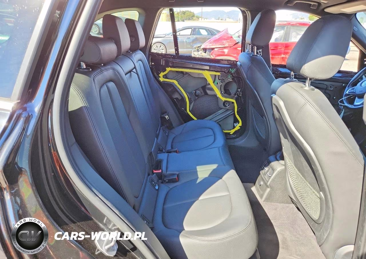 2018 BMW X1 xDrive28I VIN:WBXHT3C31J5K24662 - 11