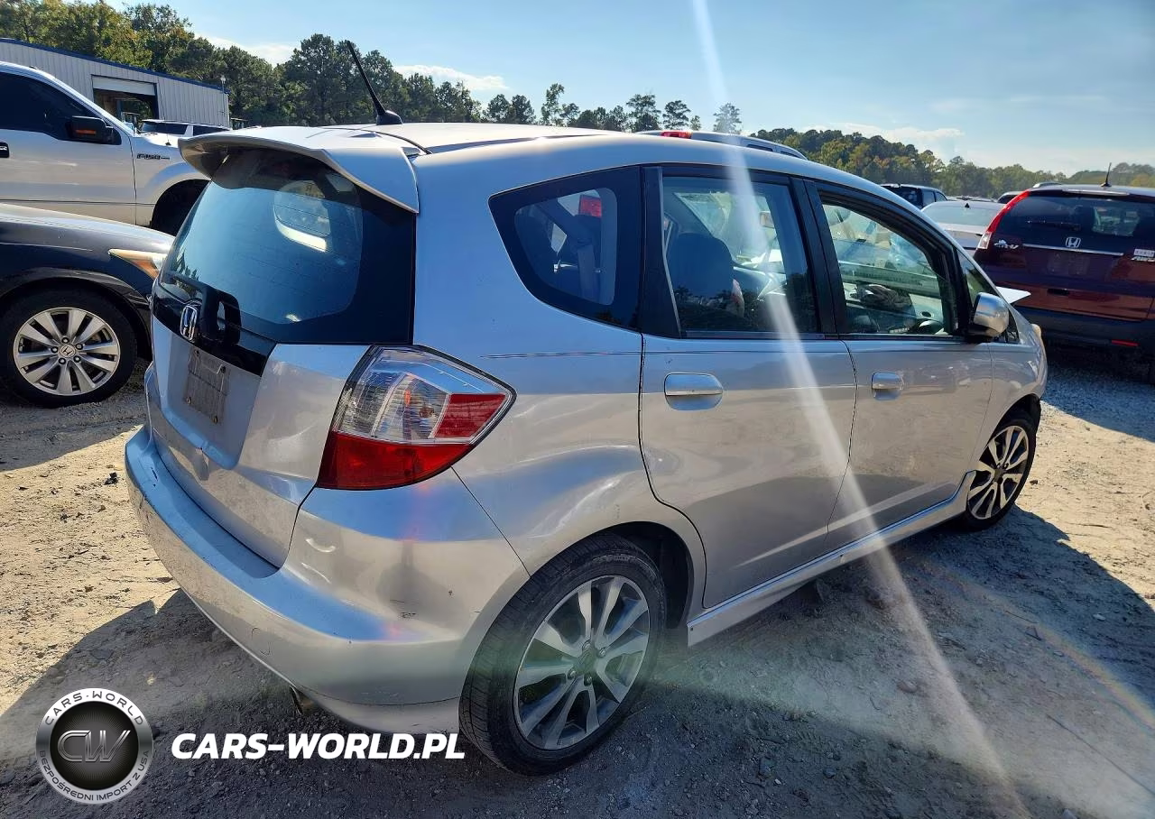 2013 Honda Fit Sport VIN:JHMGE8H58DC047844 - 3