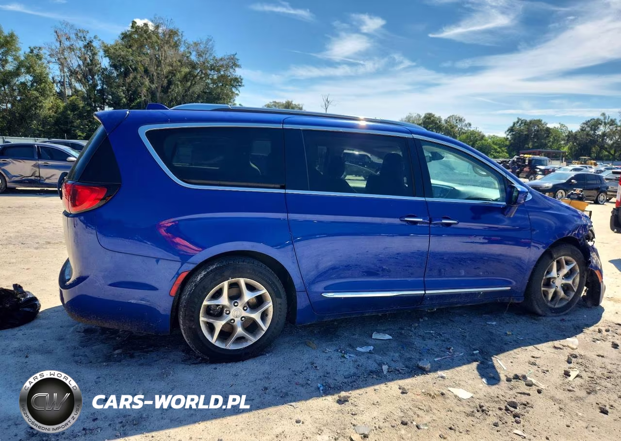2020 Chrysler Pacifica Touring L VIN:2C4RC1BG5LR114987 - 3