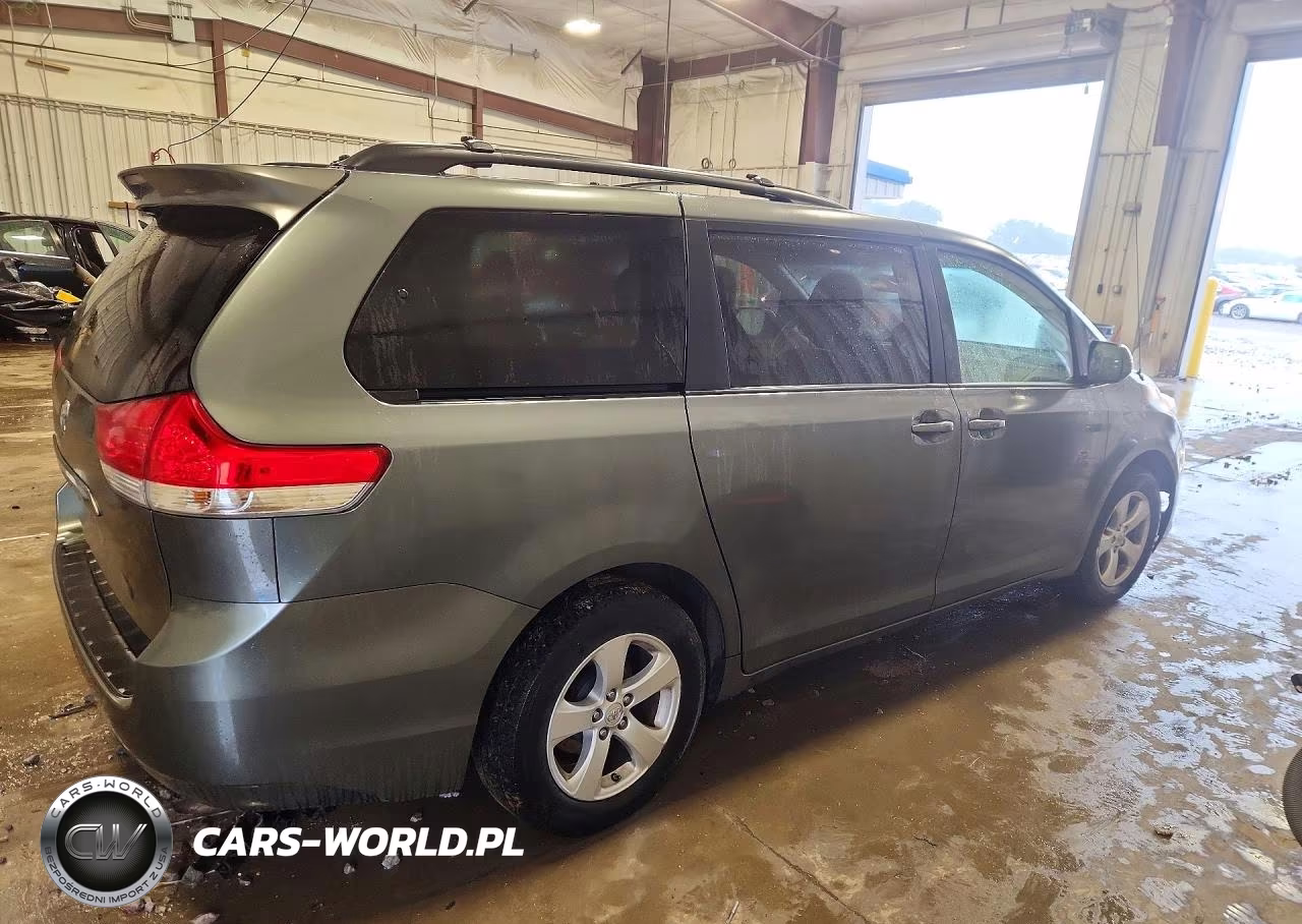 2014 Toyota Sienna Le VIN:5TDKK3DC3ES524742 - 3