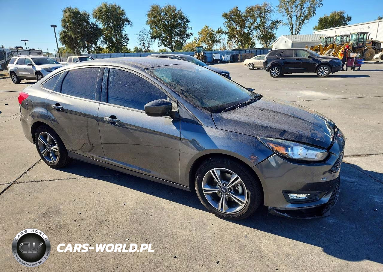 2018 Ford Focus Se VIN:1FADP3FE2JL288059 - 4