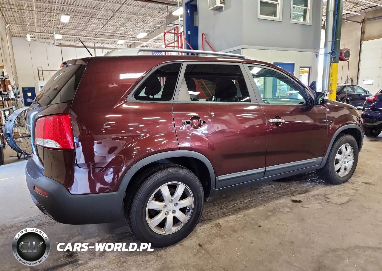 2011 Kia Sorento Lx VIN:5XYKT3A12BG067611 - 3