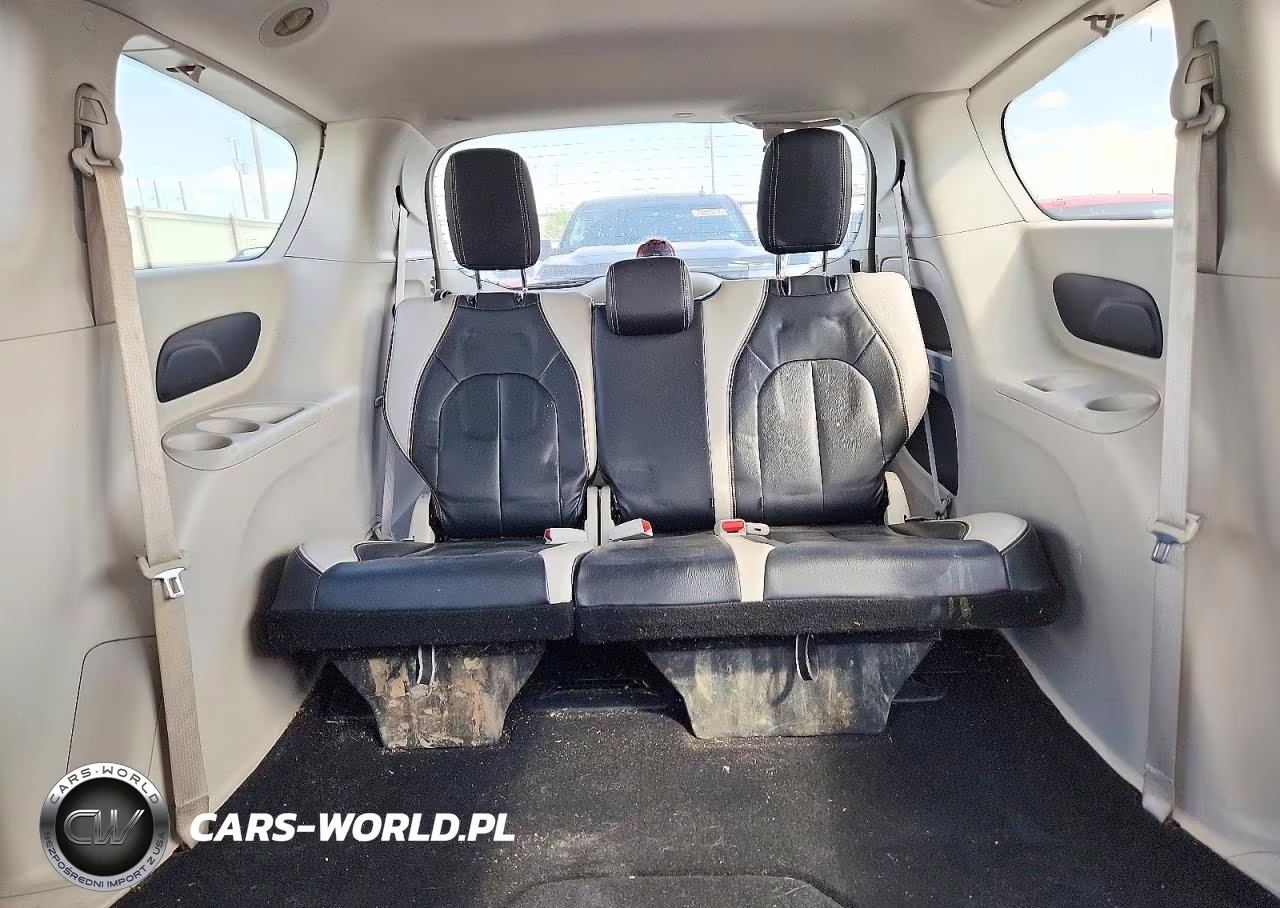 2017 Chrysler Pacifica Touring VIN:2C4RC1DGXHR522177 - 10