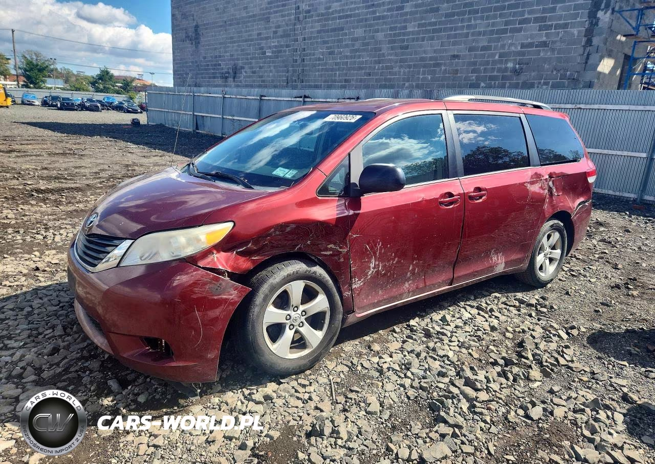 2013 Toyota Sienna Le – zdjęcie 1 z 12