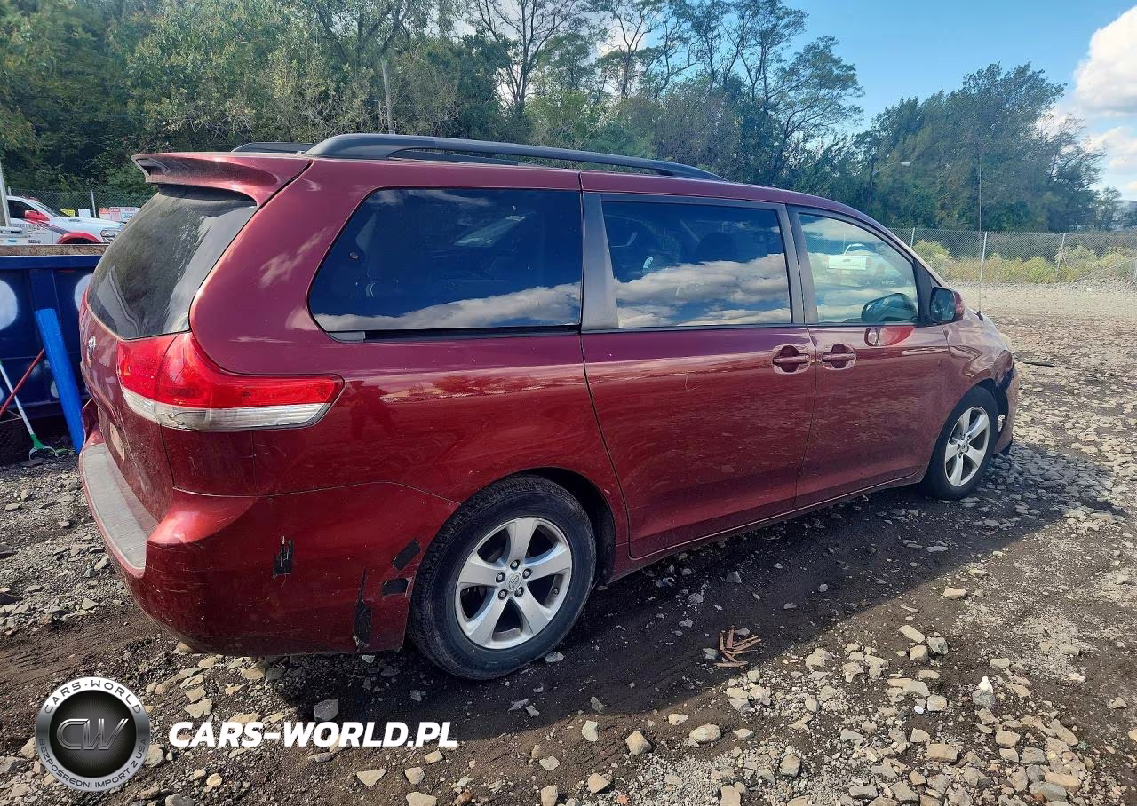 2013 Toyota Sienna Le VIN:5TDKK3DCXDS376409 - 3