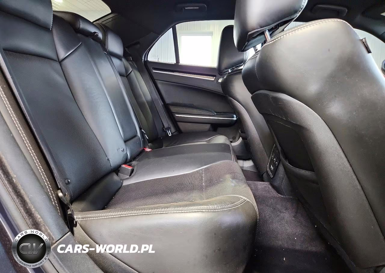 2018 Chrysler 300 S VIN:2C3CCAGGXJH127546 - 10
