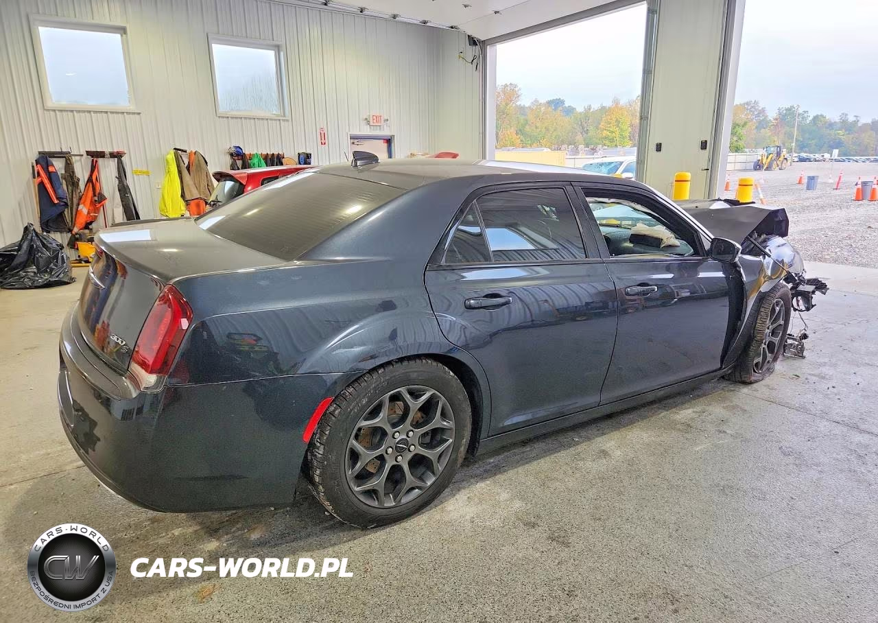 2018 Chrysler 300 S VIN:2C3CCAGGXJH127546 - 3
