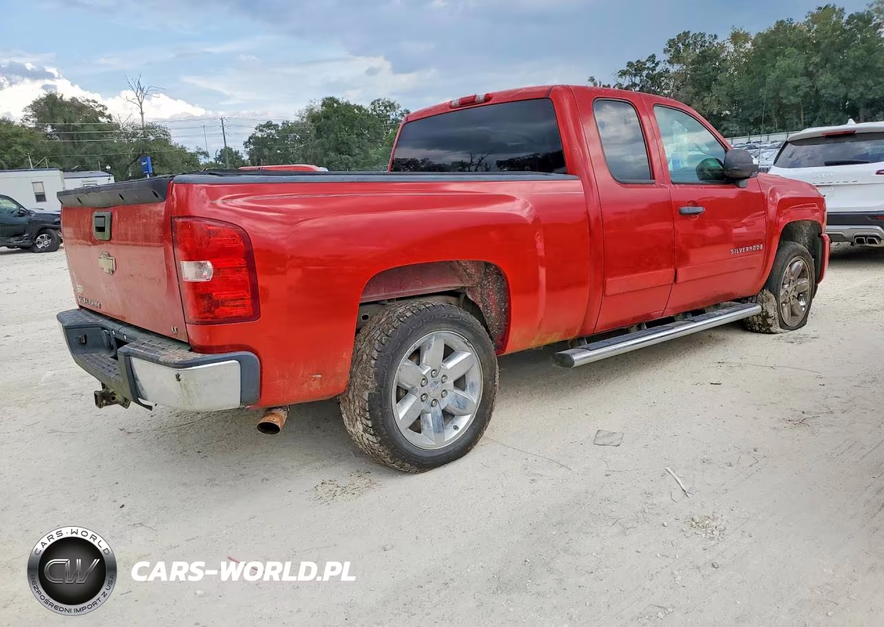 2008 Chevrolet Silverado C1500 VIN:2GCEC19J081210435 - 3