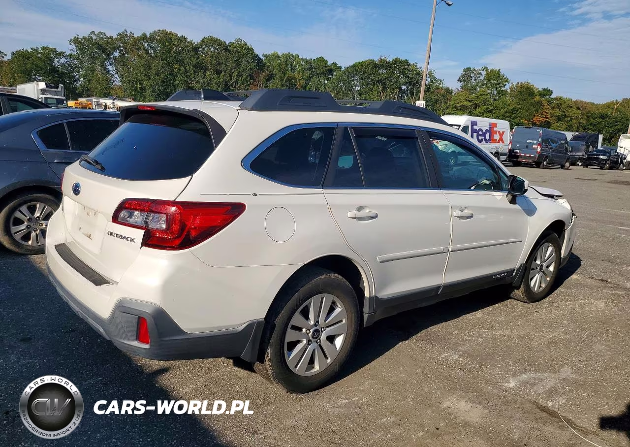 2018 Subaru Outback 2.5I Premium VIN:4S4BSACC3J3310542 - 3