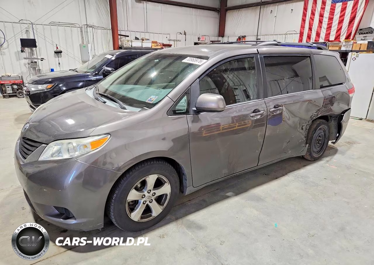 2014 Toyota Sienna Le – zdjęcie 1 z 13