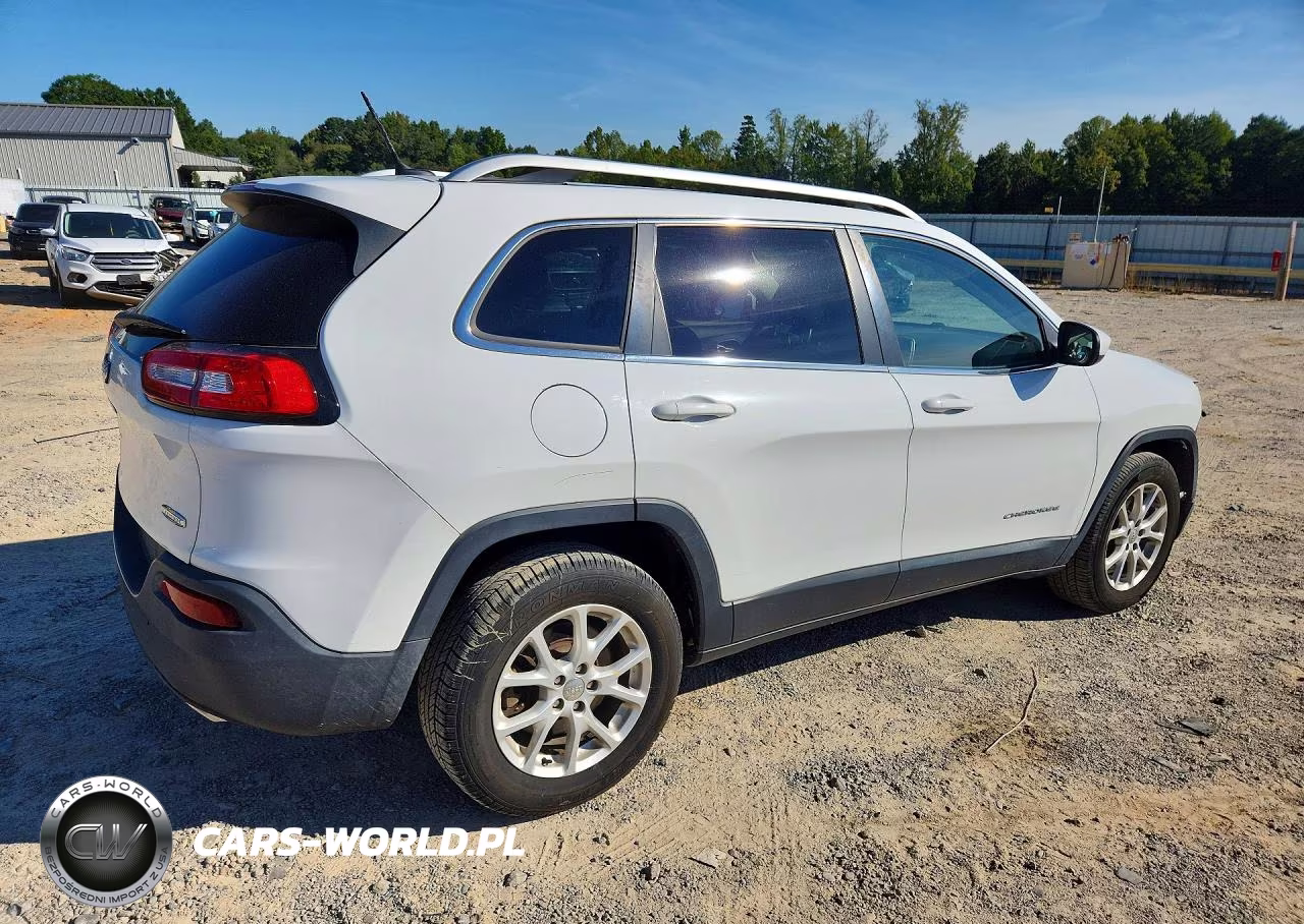 2015 Jeep Cherokee Latitude VIN:1C4PJMCS0FW639324 - 3