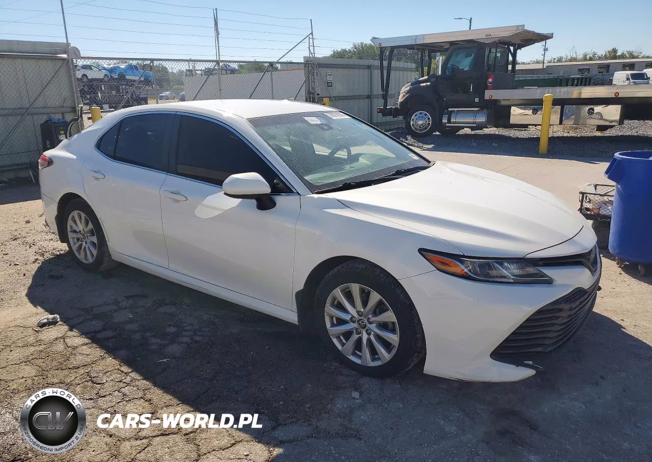 2018 Toyota Camry Le VIN:JTNB11HK9J3004254 - 4
