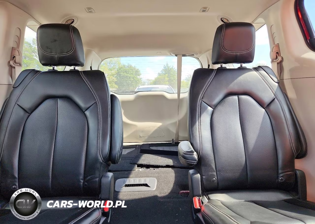 2023 Chrysler Pacifica Touring L VIN:2C4RC3BG7PR523638 - 10
