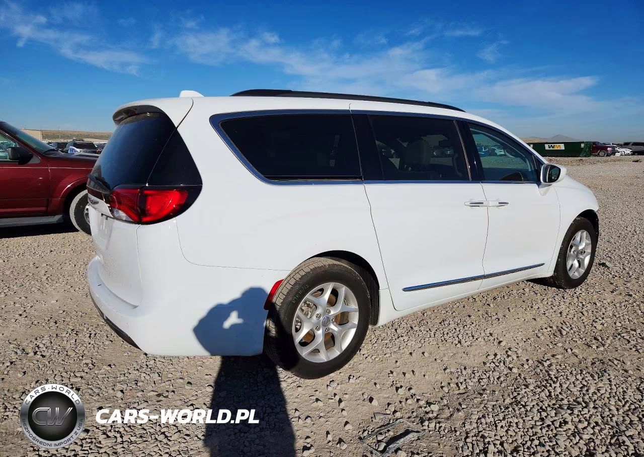 2017 Chrysler Pacifica Touring L VIN:2C4RC1BG0HR552937 - 3